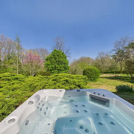 Holiday home Jolie Maison Avec Jacuzzi Pour 8 Personnes *