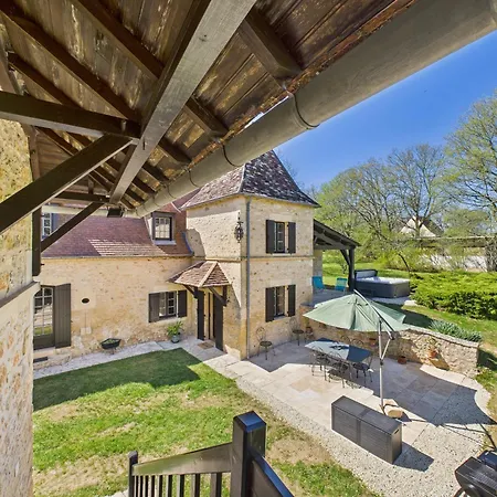 Jolie Maison Avec Jacuzzi Pour 8 Personnes Holiday home Mauzens-et-Miremont