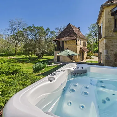 Jolie Maison Avec Jacuzzi Pour 8 Personnes Mauzens-et-Miremont